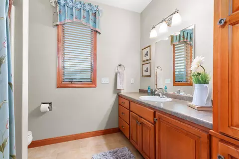 Bath - 5770 Natures Ln, Appleton, WI 54914 photo 6 of 7