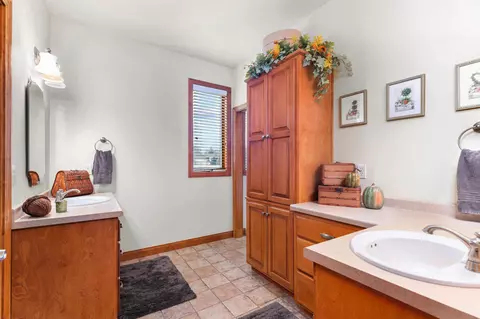 Bath - 5770 Natures Ln, Appleton, WI 54914 photo 1 of 7