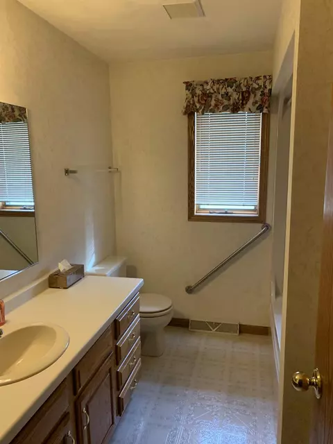 2410 N Skylark Dr, Appleton, WI 54914 photo 5
