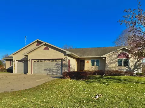 560 River Dr, Berlin, WI 54923
