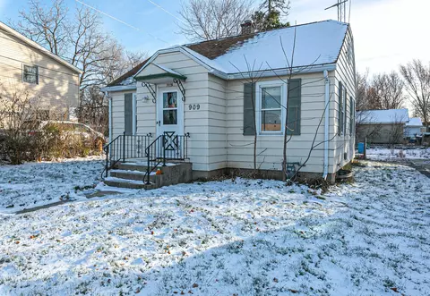 909 E Murdock Ave, Oshkosh, WI 54901