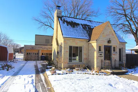 126 S Superior St, De Pere, WI 54115