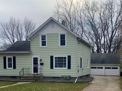 909 4th St, Menasha, WI 54952