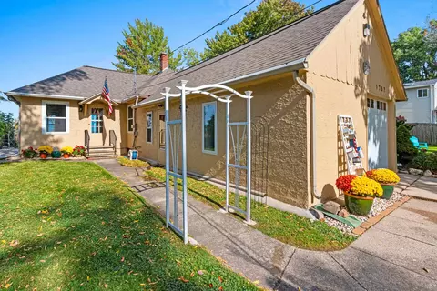1757 E Shore Cir, Green Bay, WI 54302