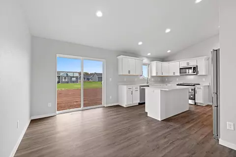 566 Emerald Isle Ct, Wrightstown, WI 54180 photo 4