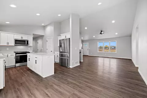 566 Emerald Isle Ct, Wrightstown, WI 54180 photo 2