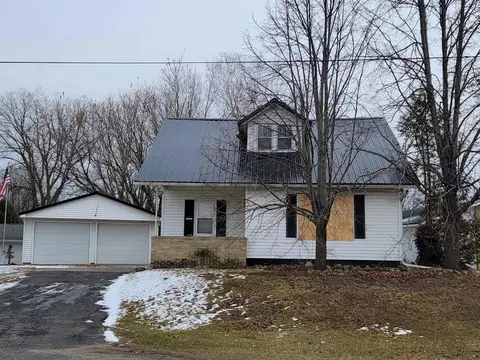 116 N Warrington St, Cecil, WI 54111