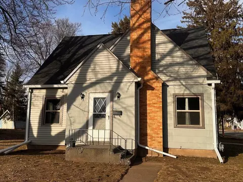 63 Hughes St, Clintonville, WI 54929