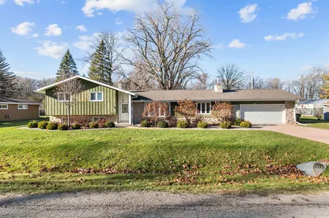 2637 Oakcrest Dr, Neenah, WI 54956