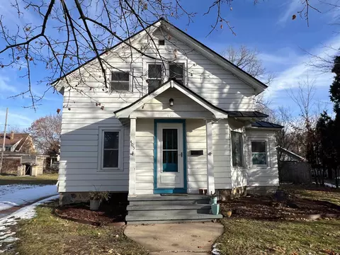 405 S Division St, Waupaca, WI 54981