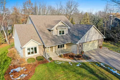 2704 Summerset Cir, Suamico, WI 54173