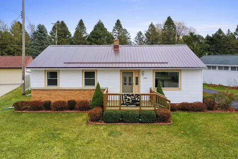1635 Lilac Dr, Manitowoc, WI 54220
