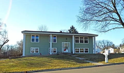 1593 Lindale Ln, Green Bay, WI 54313