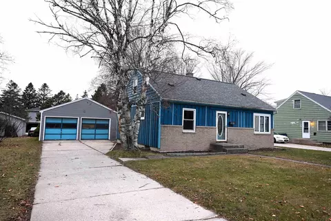 915 1st St, Kewaunee, WI 54216