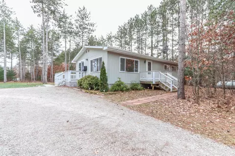 E1621 Parkview Way, Waupaca, WI 54981