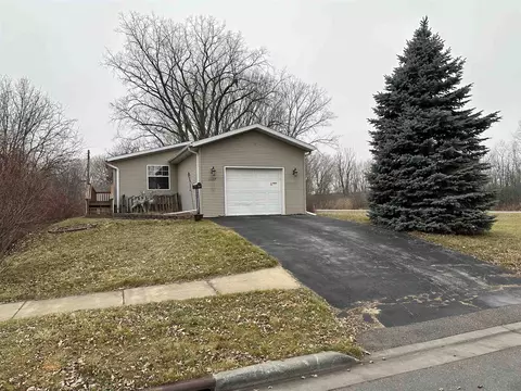1127 Lyndon St, Green Bay, WI 54303