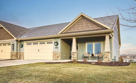 1317 Prairie Lake Cir, Neenah, WI 54956