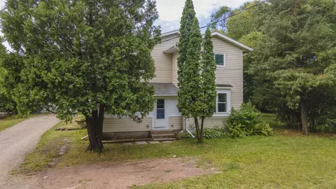 922 Evans St, Waupaca, WI 54981