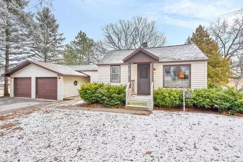 1439 Crestwood Dr, Green Bay, WI 54313