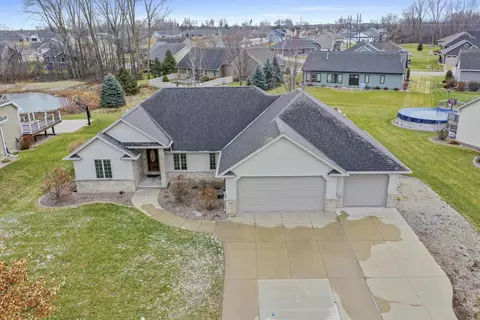 400 Whispering Creek Ct, Green Bay, WI 54303