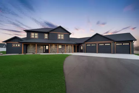 590 Prairie Gardens Ln, Pulaski, WI 54162