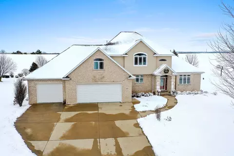 1492 S Honeysuckle Cir, De Pere, WI 54115