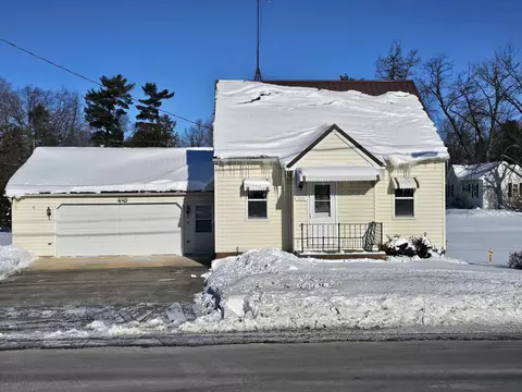 305 E State St, Black Creek, WI 54106