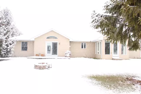 60 Thackery Dr, Oshkosh, WI 54904