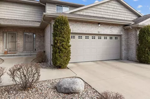 1694 W Main Cir, De Pere, WI 54115