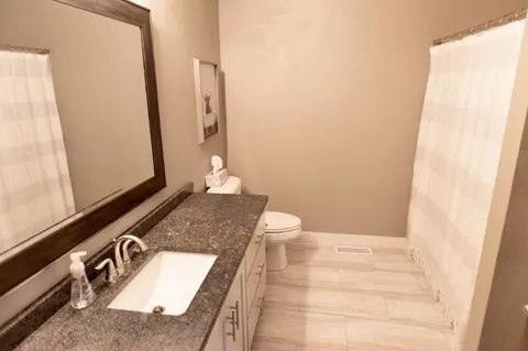 Bath - 3000 E Bluetopaz Dr, Appleton, WI 54913 photo 2 of 4