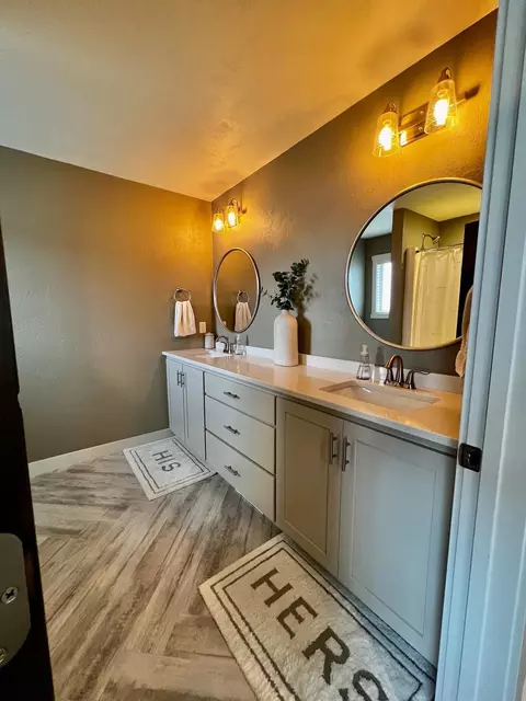 Bath - 3000 E Bluetopaz Dr, Appleton, WI 54913 photo 1 of 4