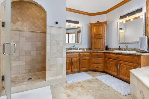 Bath - 3535 S Bob O Link Ln, Appleton, WI 54915 photo 3 of 5