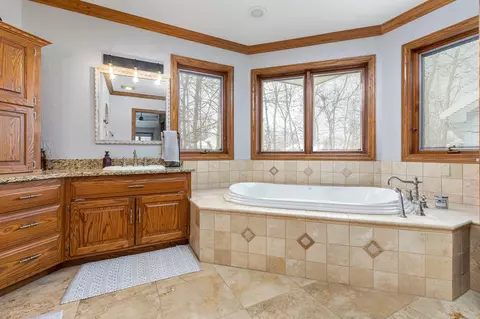 Bath - 3535 S Bob O Link Ln, Appleton, WI 54915 photo 4 of 5