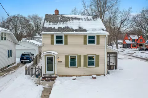 1029 N Owaissa St, Appleton, WI 54911