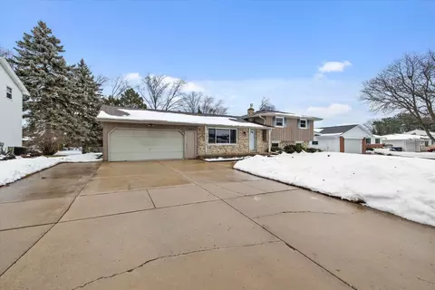 1084 Daisy Ln, Green Bay, WI 54304