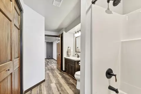 Bath - w4070 Wege Road, Appleton, WI 54913 photo 5 of 8