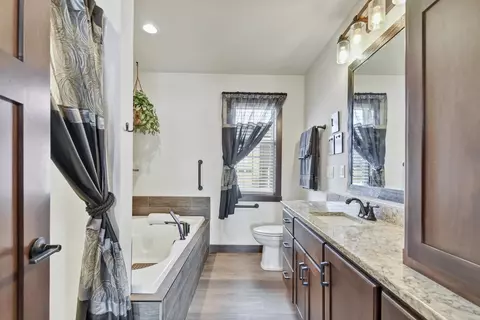 Bath - w4070 Wege Road, Appleton, WI 54913 photo 7 of 8