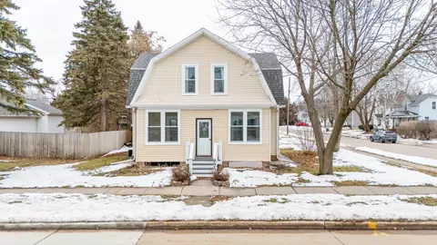 902 W Bent Ave, Oshkosh, WI 54901