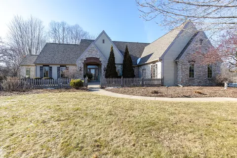 w9284 Lamise Way, Hortonville, WI 54944