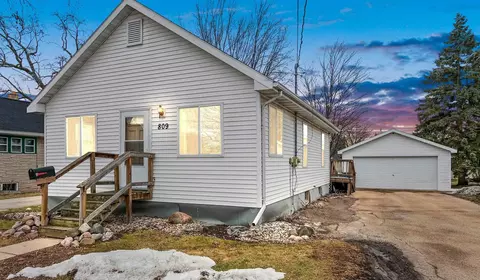 809 6th St, Menasha, WI 54952