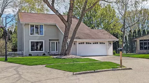 802 Dueno Ct, Manitowoc, WI 54220