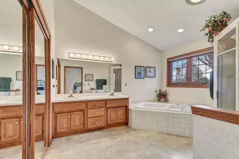Bath - 901 E Foxmoor Ln, Appleton, WI 54911 photo 3 of 7
