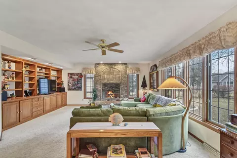Living - 901 E Foxmoor Ln, Appleton, WI 54911 photo 5 of 8