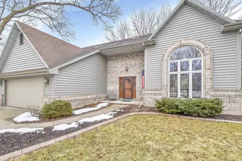 Exterior - 901 E Foxmoor Ln, Appleton, WI 54911 photo 2 of 12