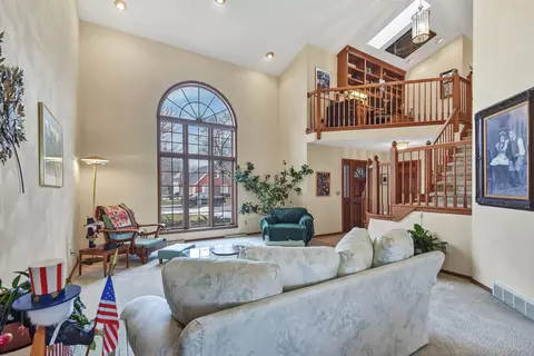 Living - 901 E Foxmoor Ln, Appleton, WI 54911 photo 2 of 8