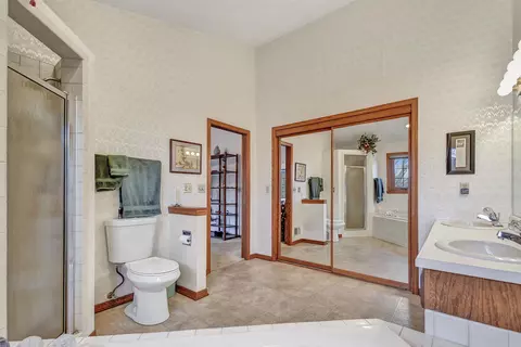 Bath - 901 E Foxmoor Ln, Appleton, WI 54911 photo 5 of 7