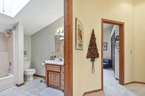 Bath - 901 E Foxmoor Ln, Appleton, WI 54911 photo 6 of 7
