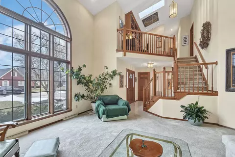 Living - 901 E Foxmoor Ln, Appleton, WI 54911 photo 4 of 8