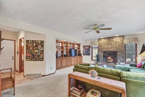 Living - 901 E Foxmoor Ln, Appleton, WI 54911 photo 6 of 8