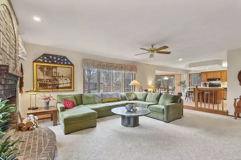 Living - 901 E Foxmoor Ln, Appleton, WI 54911 photo 8 of 8